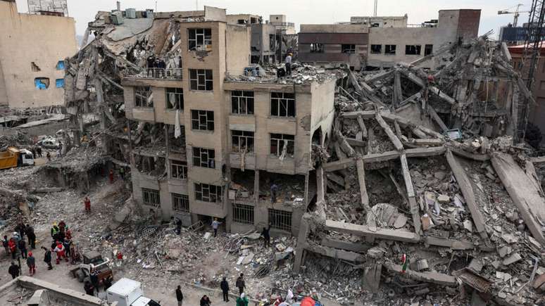 మార్చి 12, 2026న టెహ్రాన్‌లో ఇజ్రాయెల్ బాంబు దాడుల వల్ల ధ్వంసమైన నివాస భవనం.