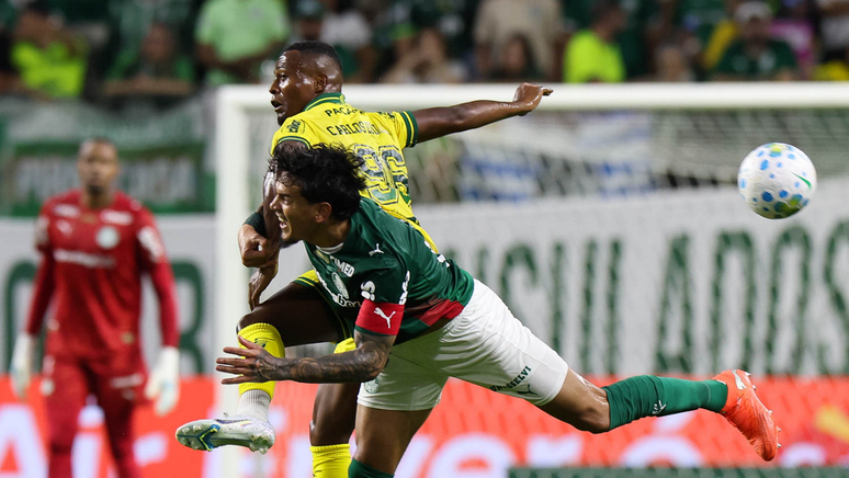 O jogador Gustavo G&oacute;mez, da SE Palmeiras, disputa bola com o jogador do Mirassol FC, durante partida v&aacute;lida pela sexta rodada, do Campeonato Brasileiro, S&eacute;rie A, na arena Allianz Parque. 