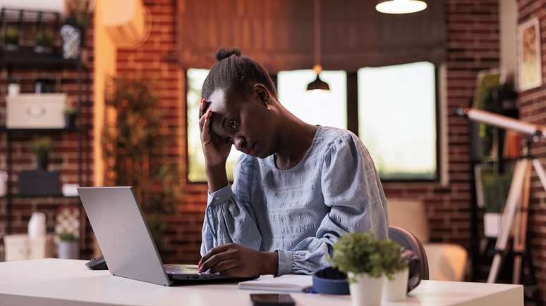 O chamado &ldquo;bombardeio informacional&rdquo; &eacute; uma das marcas do mundo digital de 2026 &ndash; depositphotos.com / DragosCondreaW