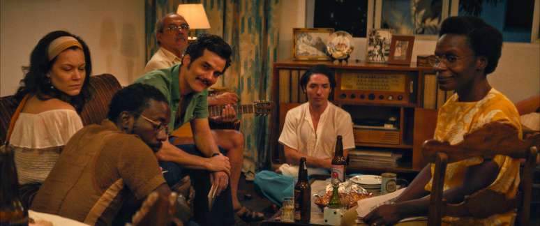 Cena de O Agente Secreto com os atores Lic&iacute;nio Janu&aacute;rio, Hermila Guedes, Wagner Moura, Lula Terra, Jo&atilde;o Vitor Silva e Isab&eacute;l Zuaa