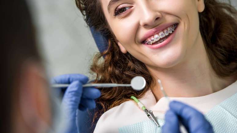 aparelho dental_depositphotos.com / AndrewLozovyi