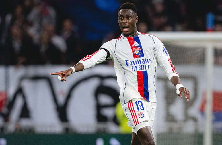 Zagueiro do Lyon, Niakhat&eacute; grita com os companheiros para encaixar a marca&ccedil;&atilde;o do time no empate com o Le Havre.