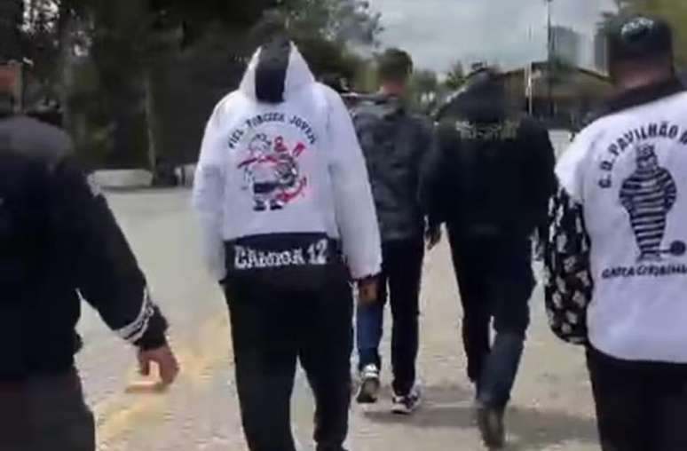 Torcidas organizadas do Corinthians visitam CT e cobram postura dos jogadores &ndash;