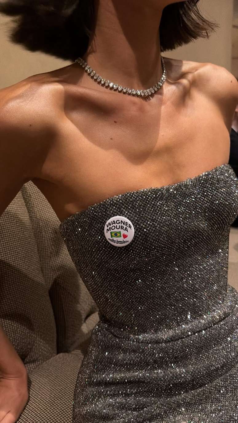 Bruna Marquezine usa broche em apoio a Wagner Moura