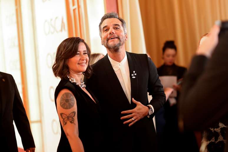 Wagner Moura chegou acompanhado da mulher