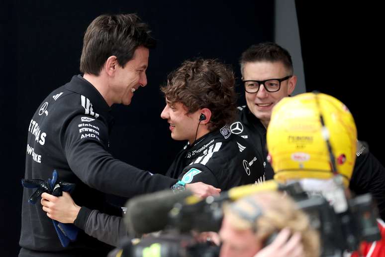 Toto Wolff e Kimi Antonelli celebrando o resultado em Xangai 