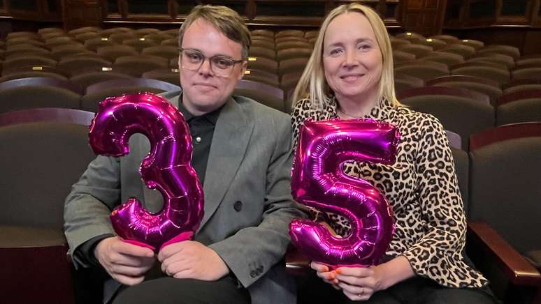 லாஸ் ஏஞ்சல்ஸில் பிபிசி பத்திரிக்கையாளர் கேட்டி ரஸால் அவரை சந்தித்த நாளில் பாஷா தனது 35வது பிறந்தநாளை கொண்டாடினார்.