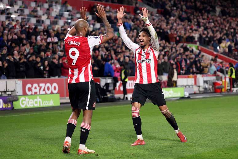 Igor Thiago comemora o gol marcado no Gtech Community Stadium &ndash;