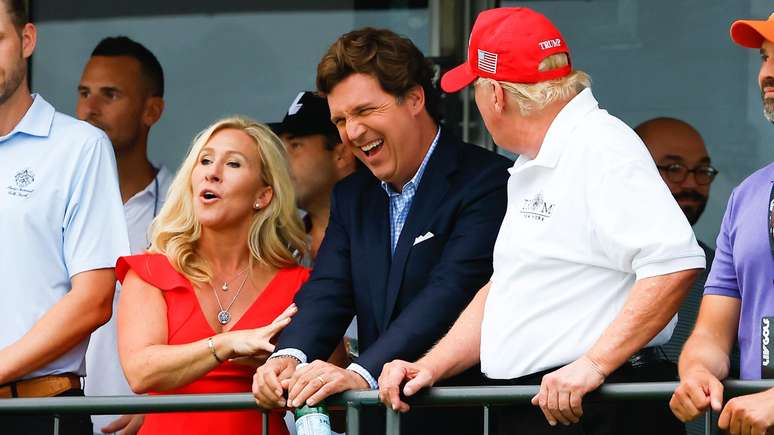 Greene, Carlson e Trump fotografados juntos antes da recente disc&oacute;rdia, em um torneio de golfe em 2022