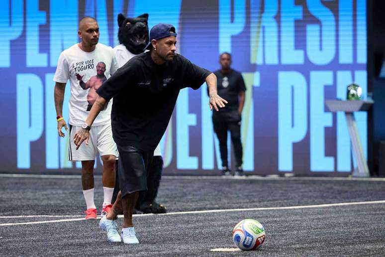 Neymar converte p&ecirc;nalti do presidente na Kings League &ndash;