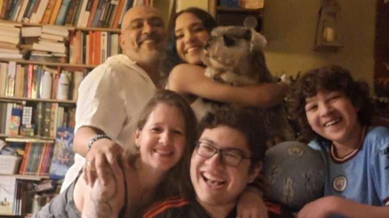 Henrique (&agrave; direita na foto) com o pai, a m&atilde;e e os irm&atilde;os