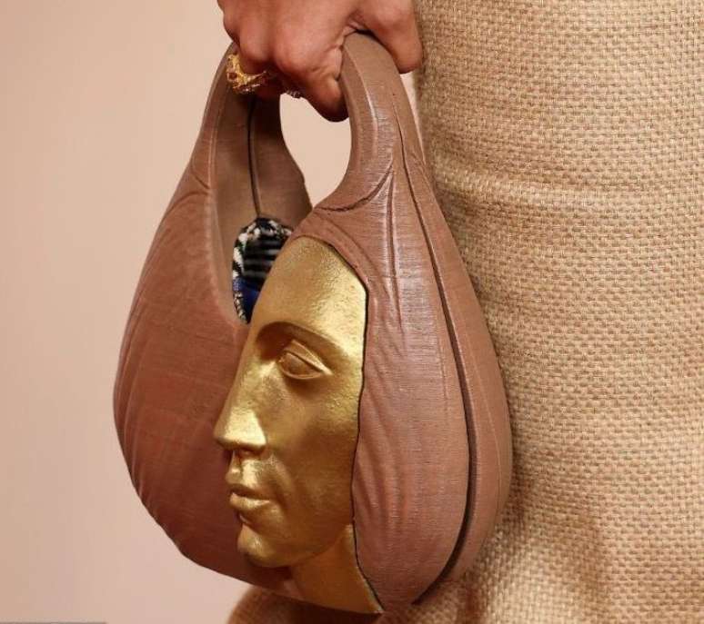 Detalhe da bolsa de Jay Boggo usada por Alice Carvalho 