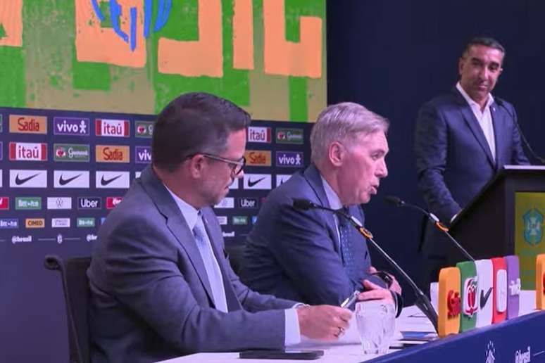 Ancelotti e Rodrigo Caetano durante coletiva na CBF.&nbsp; Enfim, a lista trouxe oito novidades.