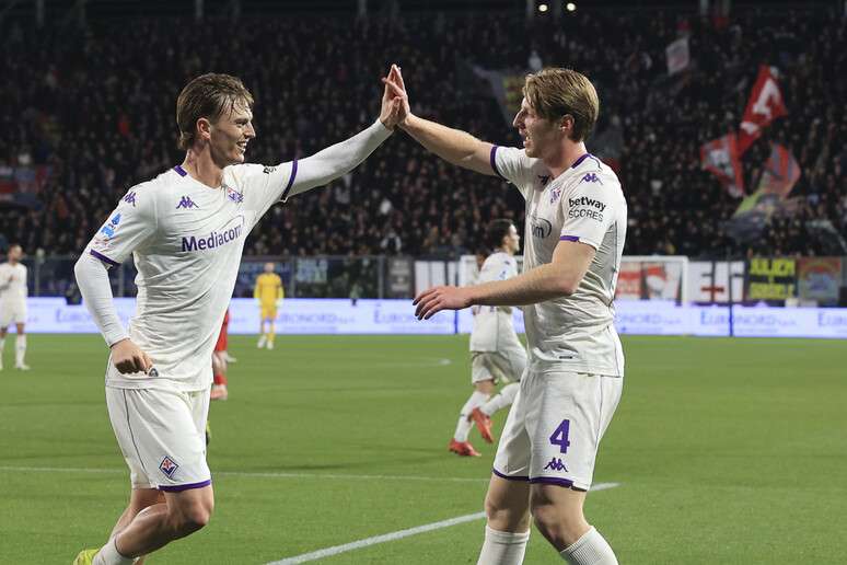 వియోలా లాంబార్డ్స్‌పై సౌకర్యవంతమైన నాలుగు పాయింట్ల ఆధిక్యాన్ని ప్రారంభించింది