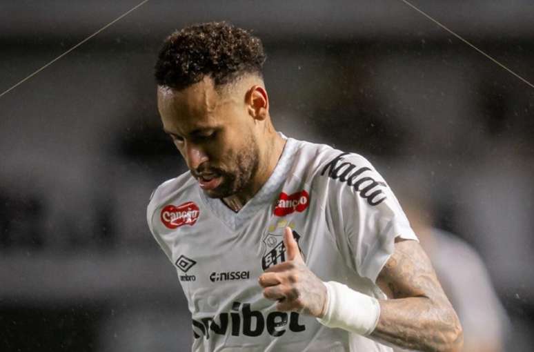 Neymar criticou o gramado da Vila Belmiro durante o empate contra o Corinthians &ndash;