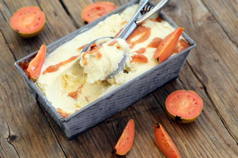 Sorvete de baunilha com goiaba 