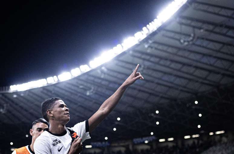 Barros marcou dois gols contra o Cruzeiro -