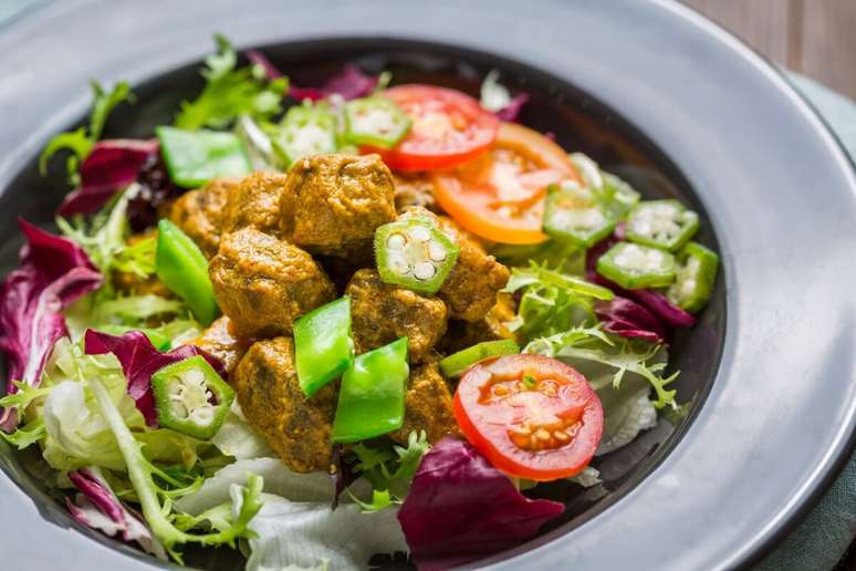 Salada de folhas com quiabo e carne 