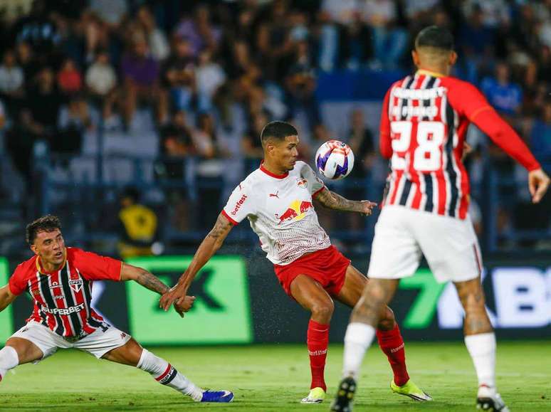 S&atilde;o Paulo vira sobre o Bragantino e segue l&iacute;der do Brasileiro &ndash;