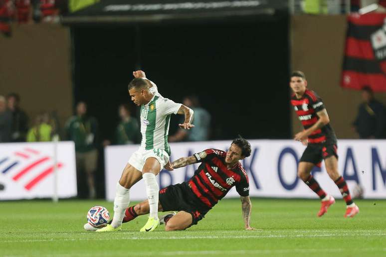 At&eacute; Pedro ajudando no carrinho na vit&oacute;ria sobre o Esp&eacute;rance (TUN), no Mundial &ndash;