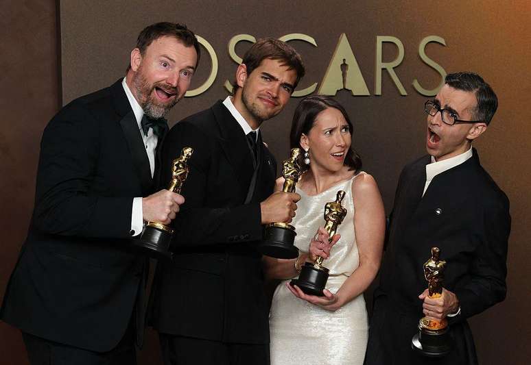 Houve empate na categoria Melhor Curta-Metragem e dois filmes levaram o pr&ecirc;mio: 'The Singers' e 'Two People Exchanging Saliva'