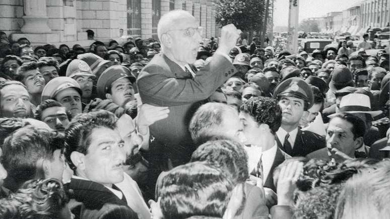 O primeiro-ministro iraniano Mohammed Mossadegh discursa para uma multid&atilde;o em Teer&atilde;, em 2 de outubro de 1951