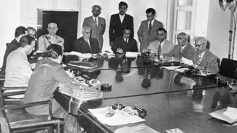 Mohammed Mossadegh em reuni&atilde;o com seu gabinete em 1951 para discutir a nacionaliza&ccedil;&atilde;o da ind&uacute;stria petrol&iacute;fera do Ir&atilde;