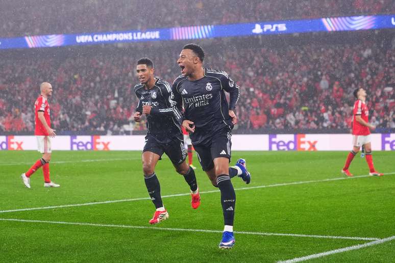 Mbapp&eacute; e Bellingham durante partida do Real Madrid 