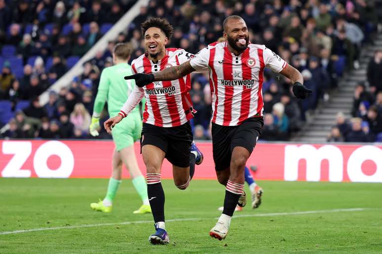 Igor Thiago comemorando o hat-trick na vit&oacute;ria do Brentford sobre o Everton 