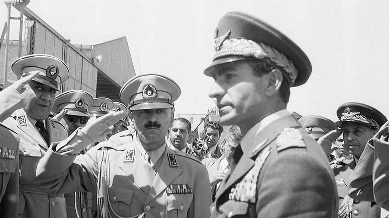 O x&aacute; Mohammad Reza Pahlavi recebido por soldados no aeroporto de Teer&atilde; em 23 de agosto de 1953, quando retornou do ex&iacute;lio