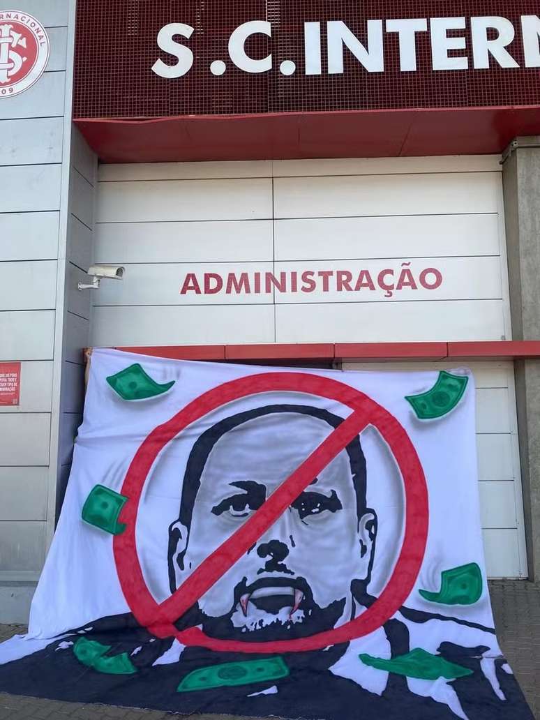 Torcedores do Internacional protestam no CT &ndash;