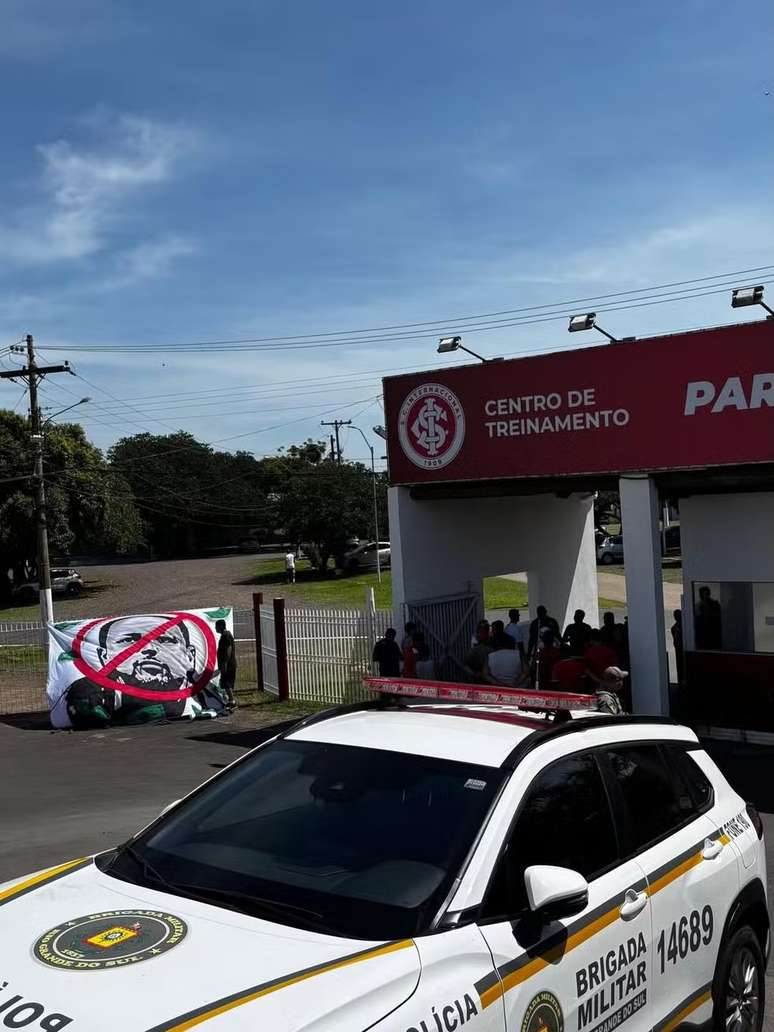 Torcedores do Internacional protestam no CT &ndash;