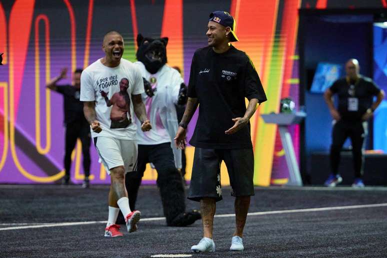 Neymar converte p&ecirc;nalti do presidente na Kings League &ndash;