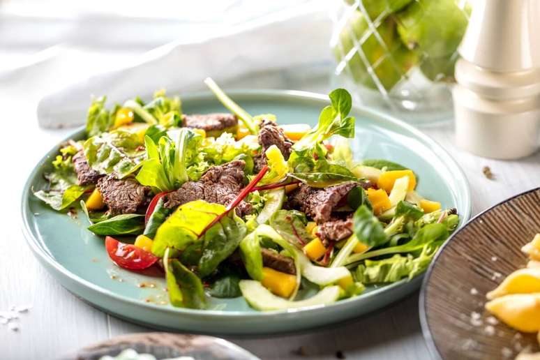Salada verde com carne 