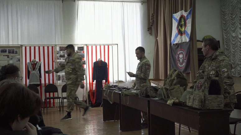 வாக்னர் கூலிப்படையினர் கராபாஷில் உள்ள பள்ளிக்குச் சென்று ஆயுதங்களையும் கண்ணிவெடிகளையும் குழந்தைகளுக்குக் காட்டினார்கள்