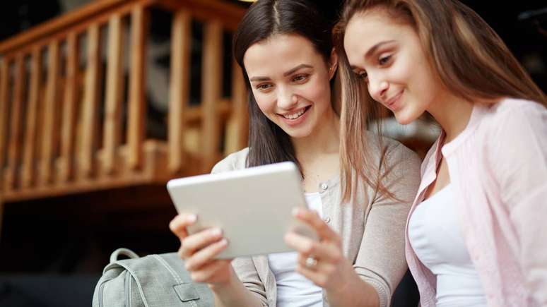 A gest&atilde;o do uso das redes pode reduzir o impacto da compara&ccedil;&atilde;o social sobre a autoestima &ndash; depositphotos.com / pressmaster