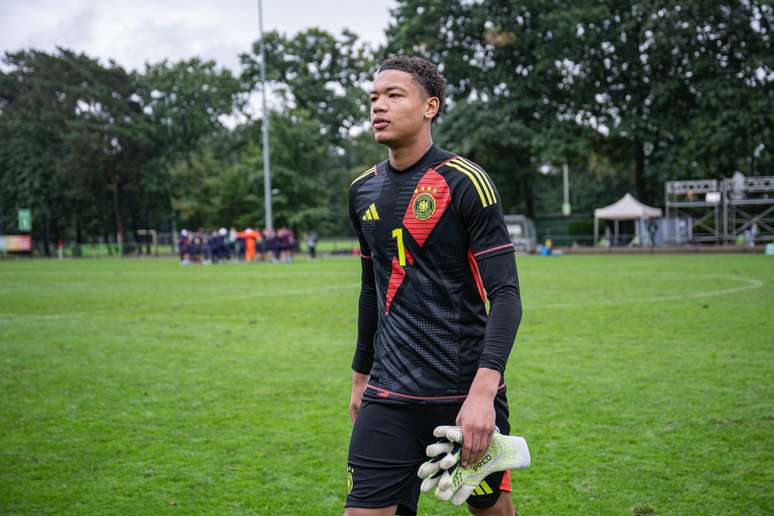 Leonard Prescott durante partida da sele&ccedil;&atilde;o alem&atilde; sub-16 