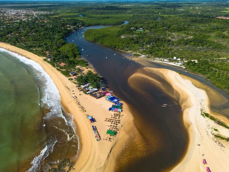 Cara&iacute;va fica no encontro de rio com mar e tem dif&iacute;cil acesso
