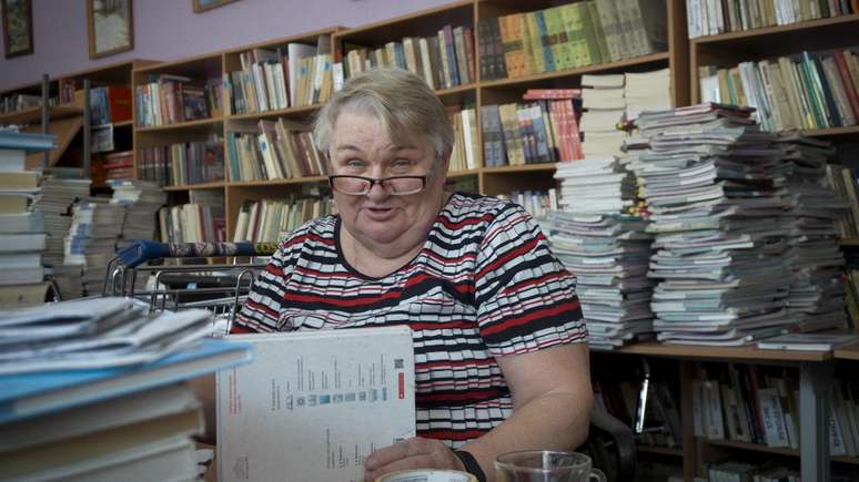 பாவெலின் தாயார் ஆவணப்படத்தில் தோன்றி பள்ளி நூலகராக பணிபுரிகிறார்