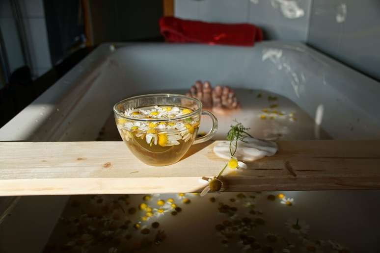 பதற்றத்தை நீக்குவதுடன், மூலிகை குளியல் ஆற்றலையும் சுத்தப்படுத்துகிறது.