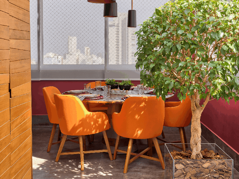 నారింజ రంగు కుర్చీలు సహజ లైటింగ్ ప్రాజెక్ట్‌తో సెంటర్ స్టేజ్ తీసుకుంటాయి: క్రిస్టియాన్ స్కియావోని |