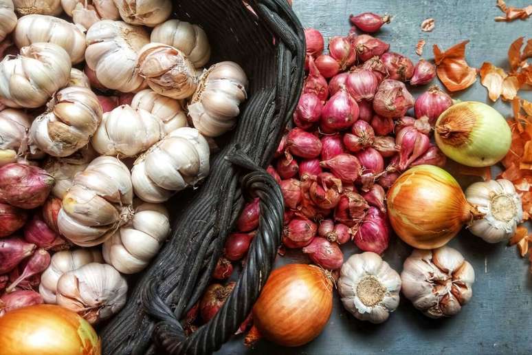 அழற்சி எதிர்ப்பு மற்றும் ஆண்டிமைக்ரோபியல் நடவடிக்கை மூலம், பூண்டு மற்றும் வெங்காயம் உடலின் பாதுகாப்புகளை வலுப்படுத்த உதவுகிறது 