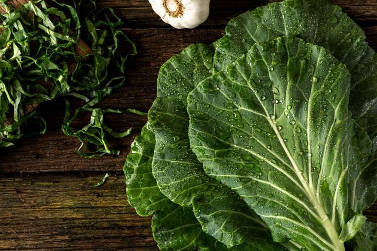 முட்டைக்கோஸ் இரும்பு, வைட்டமின் சி மற்றும் நார்ச்சத்து, நோயெதிர்ப்பு மண்டலத்தை ஆதரிக்கும் ஊட்டச்சத்துக்களைக் கொண்டுள்ளது 