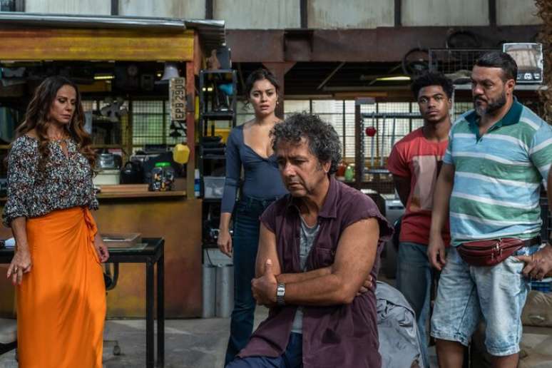 Gerluce (Sophie Charlotte) percebe que As Tr&ecirc;s Gra&ccedil;as n&atilde;o est&atilde;o mais ali. Joaquim (Marcos Palmeira) assume a culpa. Gerluce reage apavorada. Em cena: Consuelo (Viviane Ara&uacute;jo), J&uacute;nior (Guthierry Sotero), Misael (Belo)