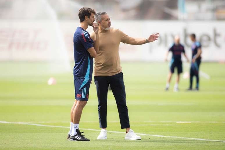 రోడ్రిగో కైయో క్లబ్‌లో తన పని గురించి జోస్ బోటోతో మాట్లాడాడు -