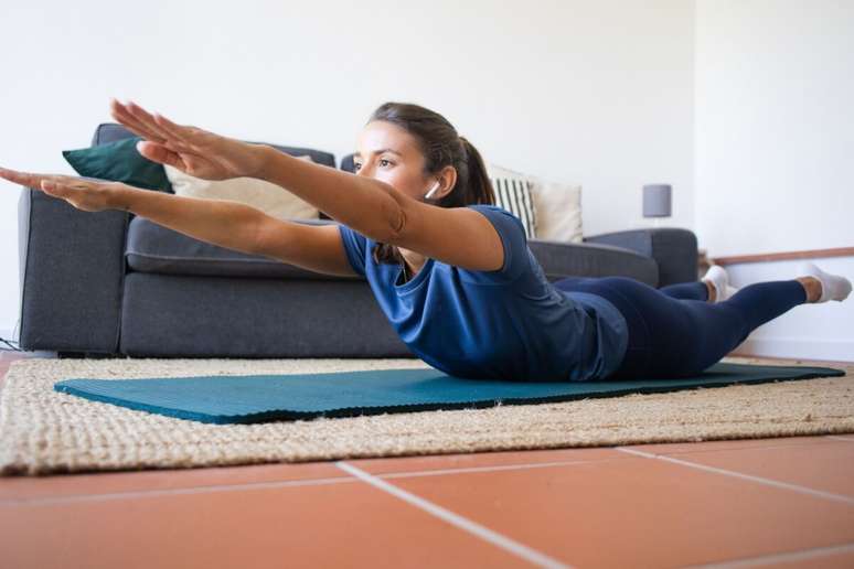 A eleva&ccedil;&atilde;o de bra&ccedil;o e perna fortalece a regi&atilde;o da lombar 