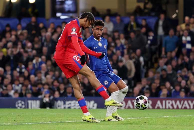 Momento do gol marcado por Barcola no Stamford Bridge &ndash;