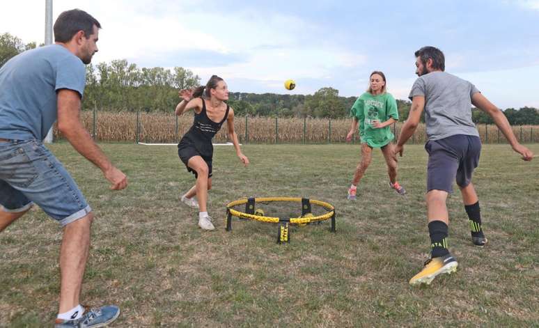 A rede do spikeball lembra um trampolim!