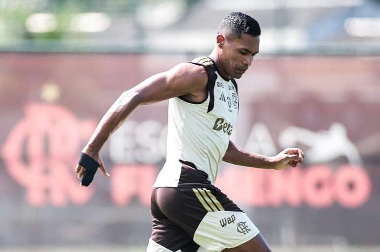 Lateral-esquerdo do Flamengo, Alex Sandro treina com prote&ccedil;&atilde;o na m&atilde;o direita &ndash;