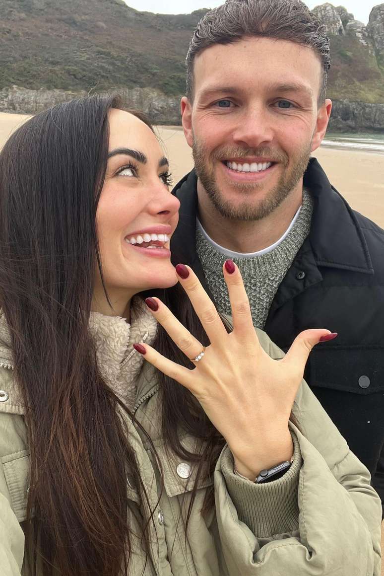 O namorado de Lauren, Zak, a pediu em casamento em sua praia favorita, em sua cidade natal, Swansea, poucas semanas ap&oacute;s o diagn&oacute;stico